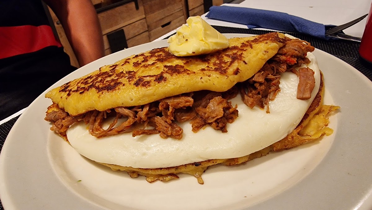 Arepa con Carne Mechada y queso blanco fresco
